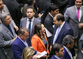 Rodrigo Maia trabalha para derrubar veto de Bolsonaro ao projeto de Renata Abreu